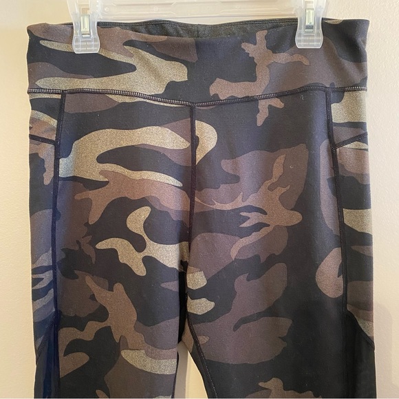 C’est Moi. Activewear Leggings. Size Large. Reversible: camo print-solid grey. - Picture 2 of 9